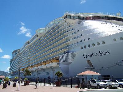 Oasis_of_the_Seas_docked_at_St._Thomas_pier