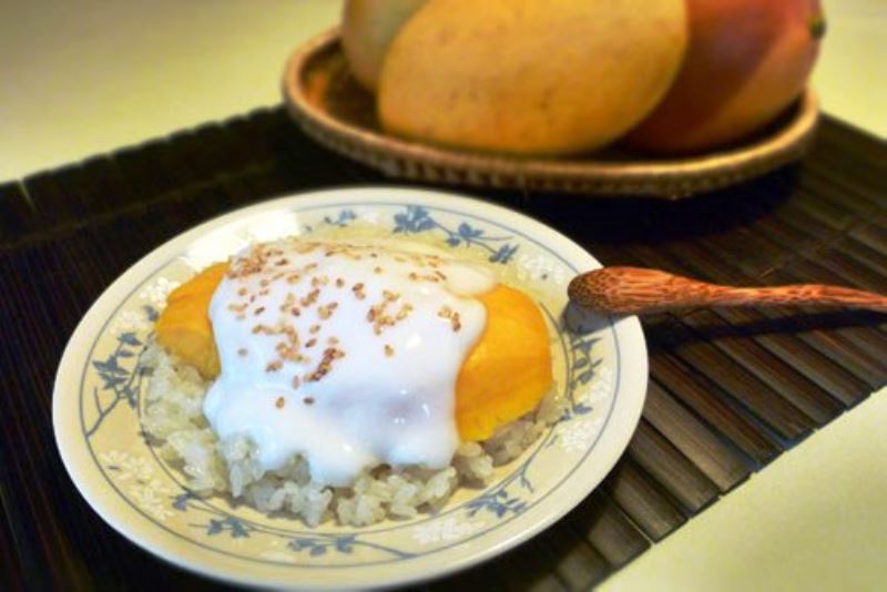 Từng miếng xoài ngọt lịm, ăn kèm với xôi trắng béo ngậy mùi nước cốt dừa và vị thơm của vừng rang vàng cho bạn một món tráng miệng kiểu Thái rất ngon.